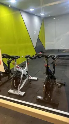 two bikes are on display in a room at Apartamento en Barranquilla Alameda del Rio in Barranquilla