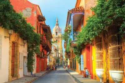 an empty street in a city with buildings at City Tour por Cartagena con entradas in Cartagena de Indias
