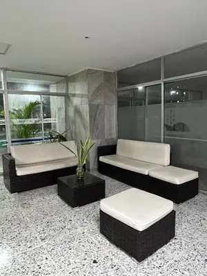 a room with two beds and a bath tub at Apartamento turístico cerca al mar in Cartagena de Indias