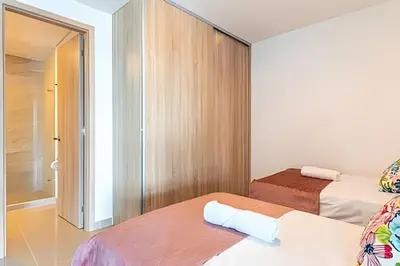 a small bedroom with two beds and a closet at Exclusivo Duplex @Cabrero con Piscina & Parking in Cartagena de Indias