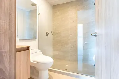 a bathroom with a toilet and a glass shower at Exclusivo Duplex @Cabrero con Piscina & Parking in Cartagena de Indias