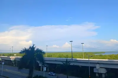 a highway with a bridge and a car on the road at Relax garantizado en Los Morros in Cartagena de Indias
