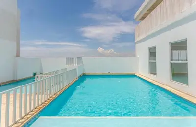 a swimming pool on the balcony of a building at Apartamento Cerca al Mar Cartagena in Cartagena de Indias