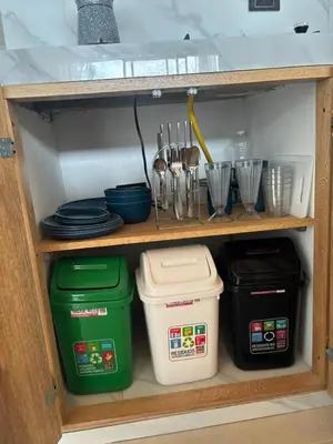 a cabinet with plates and other dishes and utensils at Casa jaguar frente al mar in San Bernardo del Viento