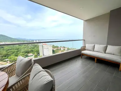 a balcony with couches and a view of the ocean at Apartamento familiar en Santa Marta con vista al mar y la Sierra in Santa Marta