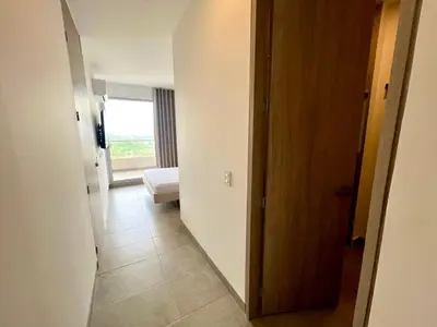 a hallway with a door leading to a room at Apartamento familiar en Santa Marta con vista al mar y la Sierra in Santa Marta