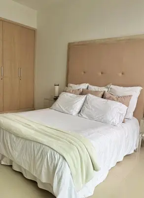 a large white bed with white sheets and pillows at Apartamento con vistas al Mar caribe in Coveñas
