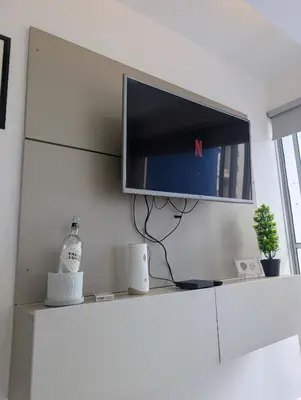a flat screen tv on top of a white cabinet at Apartamento amoblado en Cartagena cerca a la playa in Cartagena de Indias