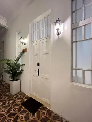 a white door with a lamp and a plant at Apartamento Cartagena - centro histórico in Cartagena de Indias