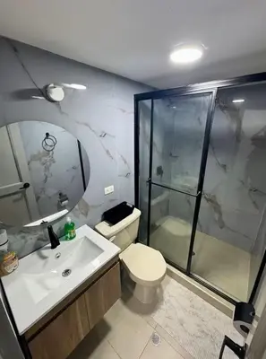 a bathroom with a toilet and a sink and a shower at leslies apartamentos in Cartagena de Indias