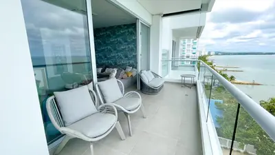 a balcony with chairs and a view of the water at Magico Apartamento Frente al Mar 4 Habitaciones CB72 in Estación El Salto