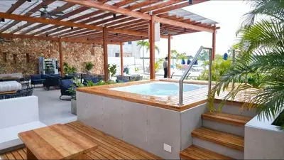 a hot tub in a patio with a pergola at Baia Kristal Kabo Apartamento in Cartagena de Indias