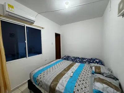 a bedroom with a bed and a window at Un lugar cómodo y acogedor in Barranquilla