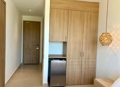 a kitchen with a counter and a refrigerator at Hermoso apartamento familiar in Cartagena de Indias