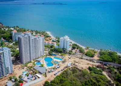 an aerial view of a resort and the ocean at Apartamento con playa y piscina a 5 minutos del aeropuerto in Santa Marta