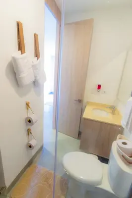 a bathroom with a toilet and a sink at Apartamento con playa y piscina a 5 minutos del aeropuerto in Santa Marta