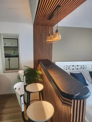 a bar with two chairs and a piano in a room at Lindo estudio con espectacular vista in Cartagena de Indias