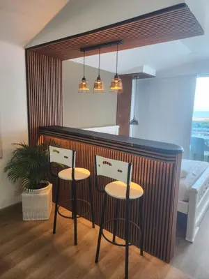 a kitchen with two bar stools and a counter at Lindo estudio con espectacular vista in Cartagena de Indias