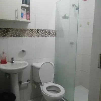 a bathroom with a toilet and a sink and a shower at Rey SALOMÓN SALJA in Barranquilla