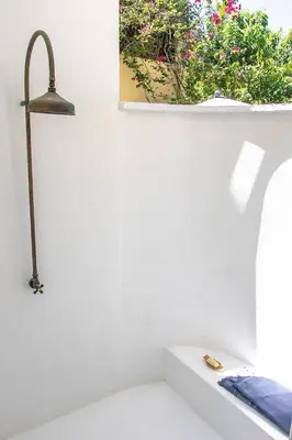 a bathroom with a white tub and a window with flowers at Villa Frente al mar en el Calao, San Antero in Calao