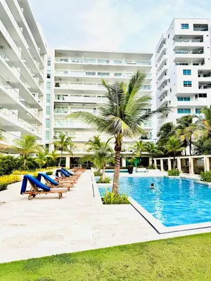 a pool with lounge chairs and a large building at Apartamento en Cartagena con balcón en Morros in Cartagena de Indias