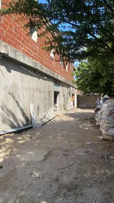 a brick building with a tree next to a street at Apartamento 9 pax En Cartagena in Cartagena de Indias