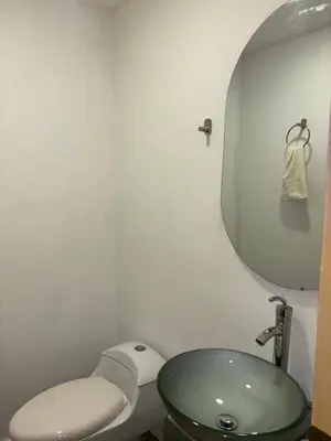 a bathroom with a green sink and a toilet at Apartamento en la mejor zona de Barranquilla in Barranquilla