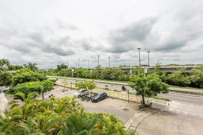 a group of cars parked in a parking lot next to a highway at 224 - Morros Epic Acceso Directo a Playa in Cartagena de Indias