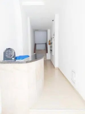 a white room with a counter and a hallway at apto en casa centro historico 3 piso in Cartagena de Indias