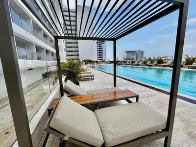 a balcony with a table and chairs and a swimming pool at Loft Vistas Mar. Crespo Piscina in Cartagena de Indias