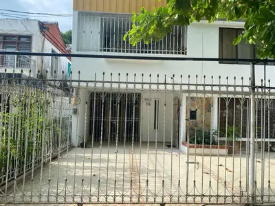 an iron fence in front of a building at Habitación cerca al aeropuerto # 4 in Cartagena de Indias