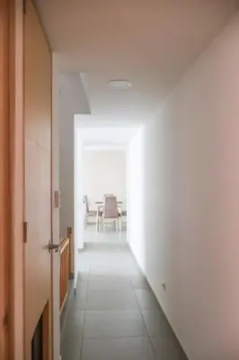 a hallway with a table and a room with white walls at Espacioso Apto Moderno! Excelente Ubicación Norte de Barranquilla in Barranquilla