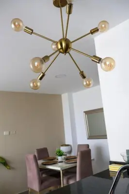 a dining room with a table and a chandelier at Espacioso Apto Moderno! Excelente Ubicación Norte de Barranquilla in Barranquilla
