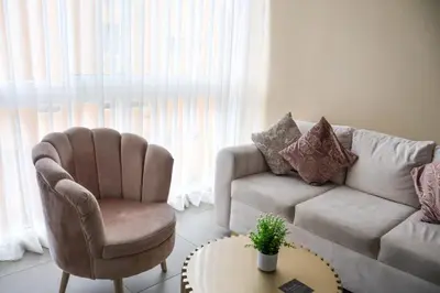 a living room with a couch and a chair at Espacioso Apto Moderno! Excelente Ubicación Norte de Barranquilla in Barranquilla