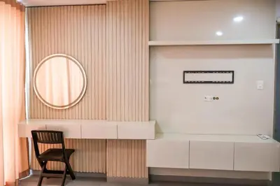 a bathroom with a sink and a mirror and a chair at Espacioso Apto Moderno! Excelente Ubicación Norte de Barranquilla in Barranquilla