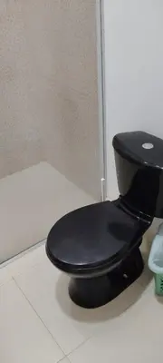 a black toilet with a black seat in a bathroom at Espectacular casa, vista al mar y piscina privada in Santa Veronica