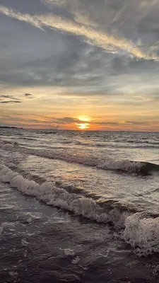 a sunset over the ocean with waves at San Bernardo del Viento Cabaña La Isabela in San Bernardo del Viento