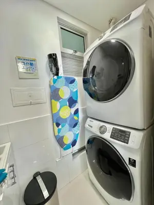 a washing machine in a kitchen with a microwave at Oceanview Bocagrande Laguito Palmetto Sunset Building in Cartagena de Indias