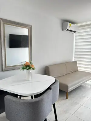 a living room with a table and a couch at Apartamento amoblado, cómodo y cerca de lo mejor de la ciudad in Cartagena de Indias