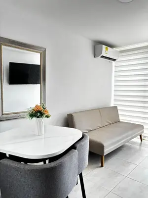 a living room with a table and a couch at Apartamento amoblado, cómodo y cerca de lo mejor de la ciudad in Cartagena de Indias