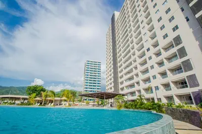 a swimming pool in front of a large building at Apartamento con vista al mar y acceso a la playa in Santa Marta