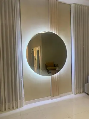 a circular mirror on a wall in a living room at CB Lujoso Apartasuit -Vista al mar-linda piscina-cerca al Aeropuerto in Cartagena de Indias