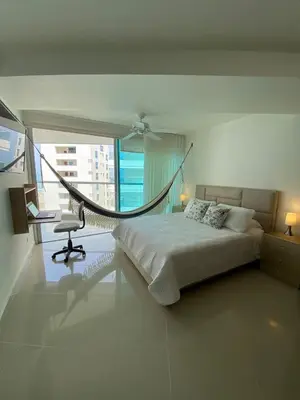 a bedroom with a hammock bed and a desk at Apartamento en Morros in Cartagena de Indias