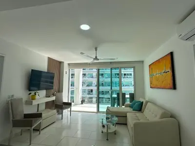 a living room with a couch and a tv at Exclusivo Apartamento con playa y piscinas Morros Cartagena in Cartagena de Indias