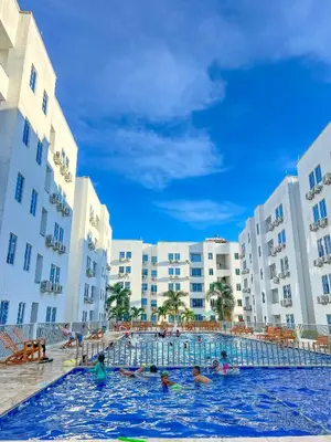 a group of people in the swimming pool at a hotel at Caribe Familiar 504 in Coveñas