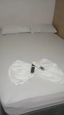 a white bed with a tag on top of it at hotel restaurante doña nerta in Cartagena de Indias