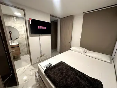 a hotel room with a bed and a sign on the wall at Wow que vista!! Frente Ecoparque 7min CC Buenavista in Puerto Colombia