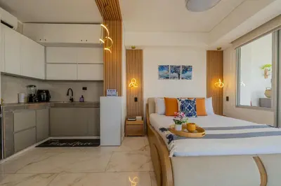 a small bedroom with a bed and a kitchen at CB1530 Hermosa Suite en Crespo Vista 180º in Cartagena de Indias