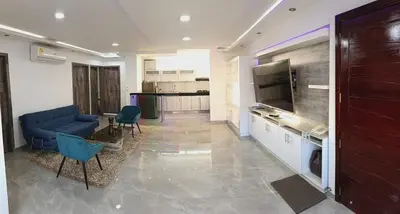 a living room with a blue couch and a tv at Apartamento para estrenar in Barranquilla
