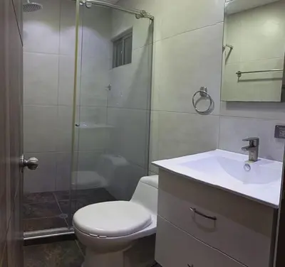 a bathroom with a toilet and a shower and a sink at Apartamento para estrenar in Barranquilla